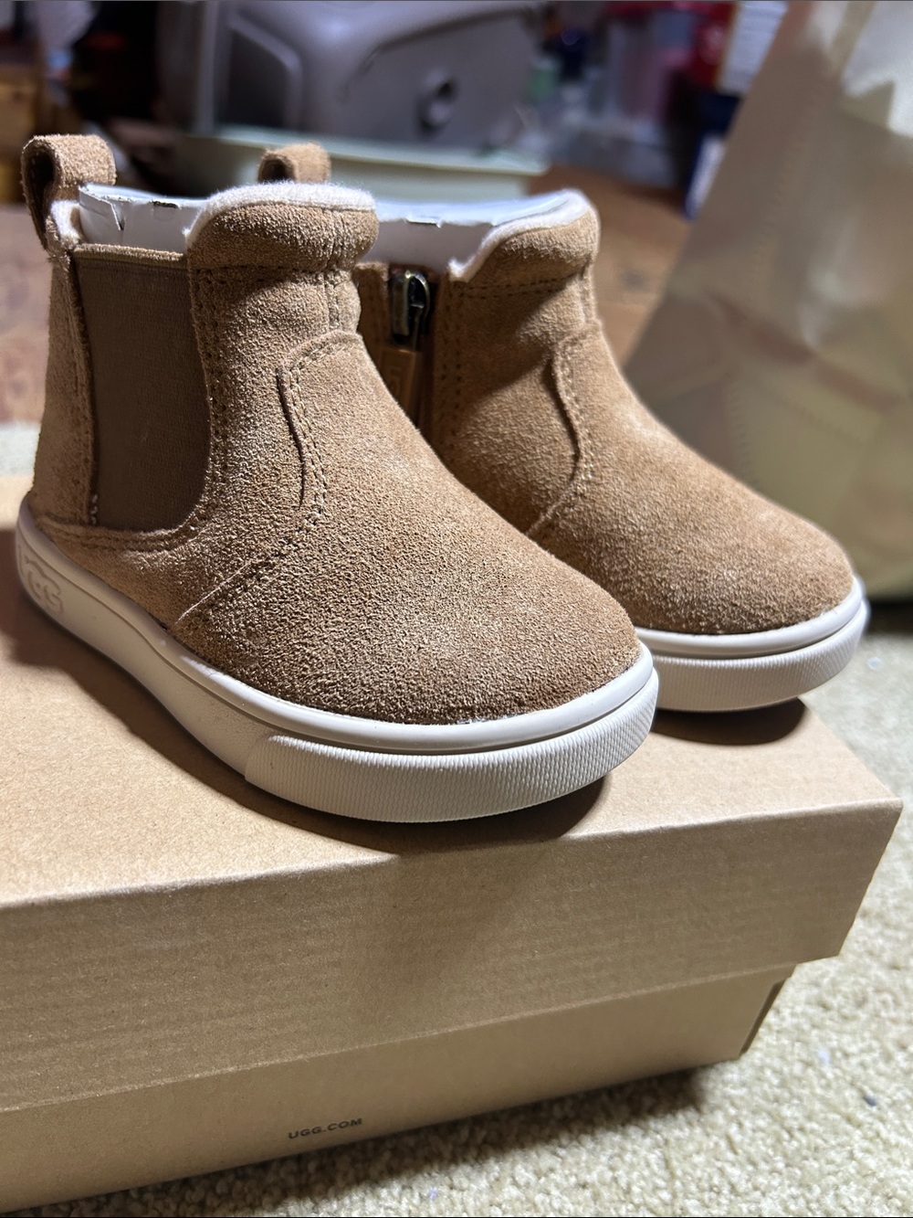 UGG Kids Chestnut Suede Chelsea Boot Sneakers